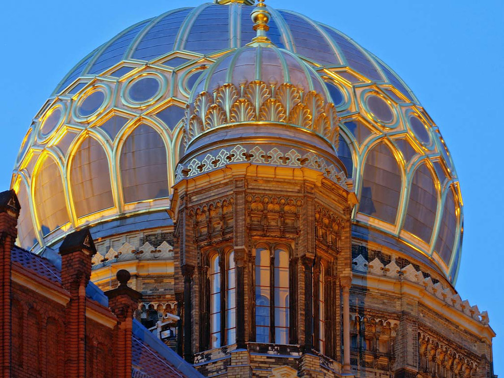 Brandenburg Gate and Berlin city landscape | GlobalBush Travel